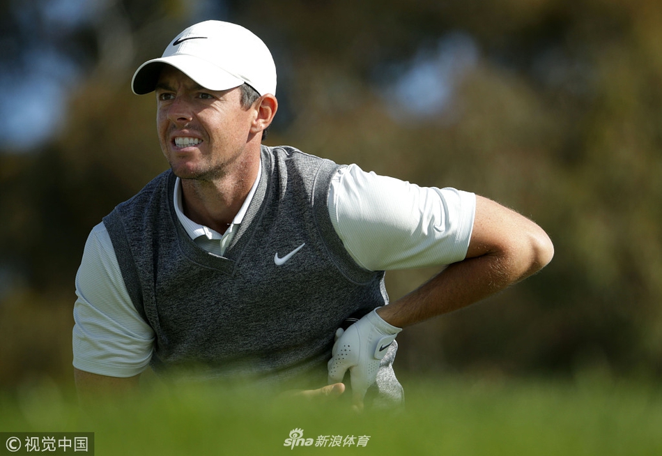 琼·拉姆俯身与小朋友兴奋击掌，将赛场激情传递给下一代球迷