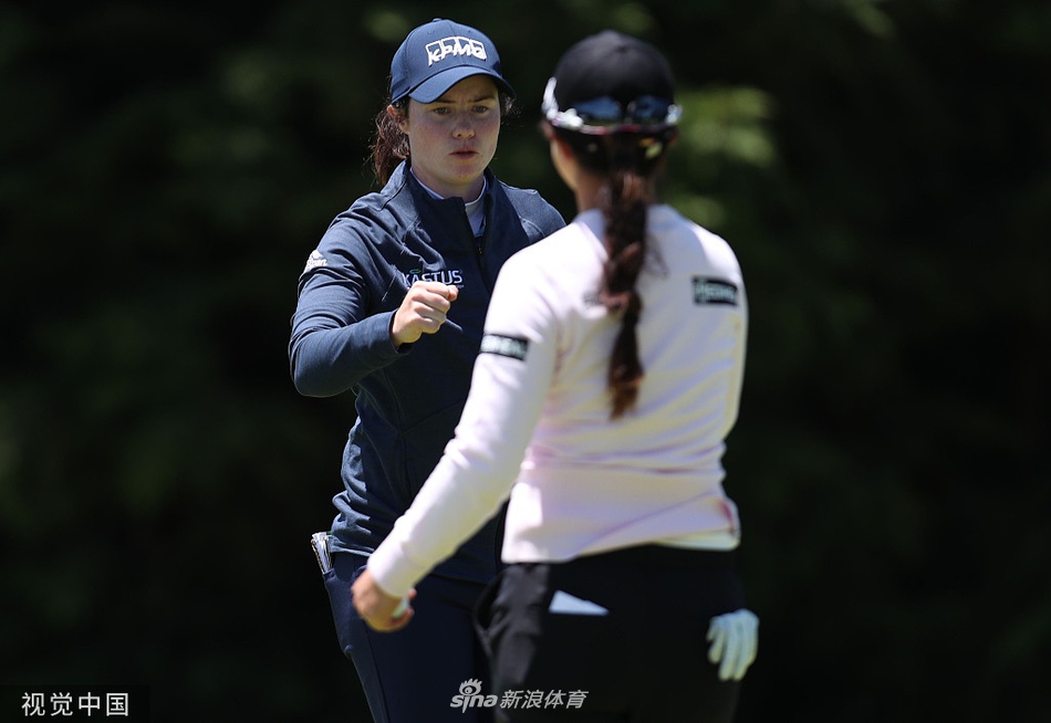 韩国名将朴仁妃优雅挥杆，球划出完美弧线，她以69杆并列第五，展现顶尖球员的稳定性。