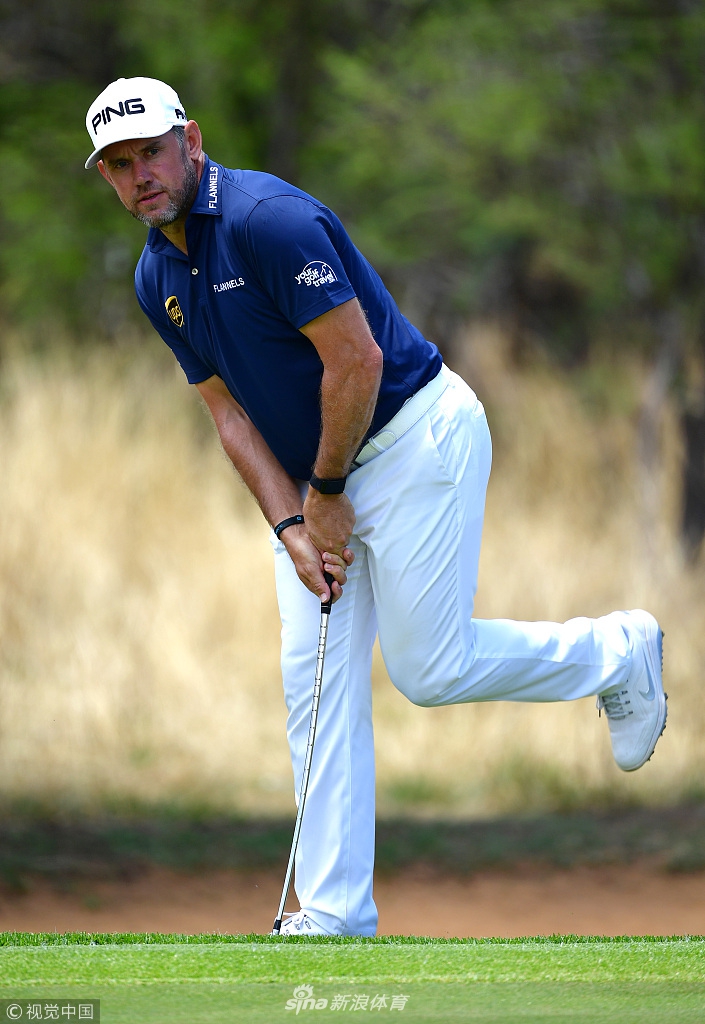 丹尼·威利特在沙坑中全神贯注击球,沙尘随挥杆扬起,动作极具张力