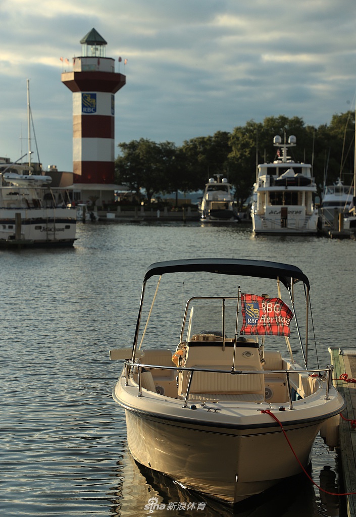 夕阳下的海港城林克斯球场一角,温暖的余晖洒在精心修剪的果岭和沙坑上,一片宁静祥和。