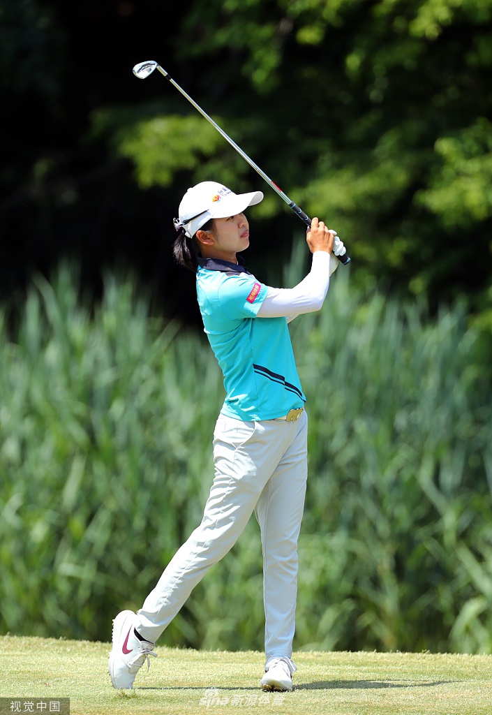 赛场上的徐薇凌露出自信的微笑,阳光洒在她的脸上,展现出冠军的从容与魅力。