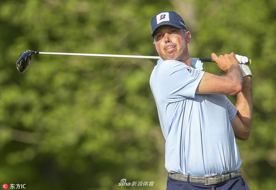 里奇·福勒在休斯敦公开赛球道上自信挥杆，他的红色战袍在绿茵场上格外醒目，展现了极佳的竞技状态。