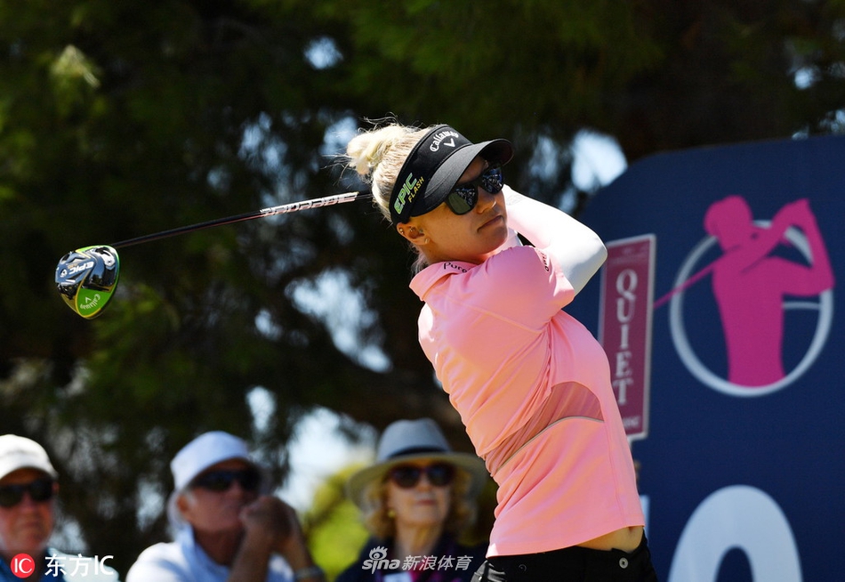 颁奖典礼预备，冠军奖杯静静置于桌面，在灯光下熠熠生辉，静待它的主人