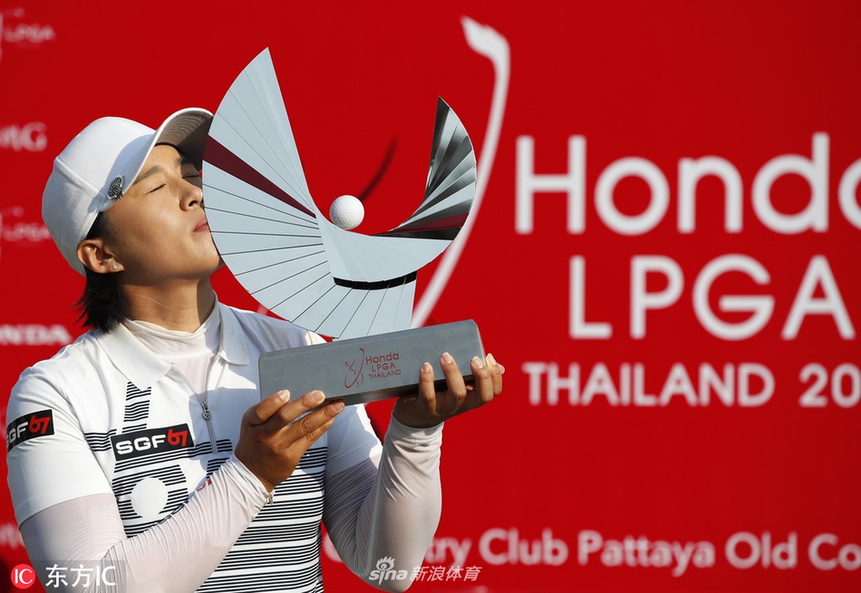 泰国名将阿瑞雅在果岭上凝神观察推杆线路，专注的神情展现世界第一的风范。