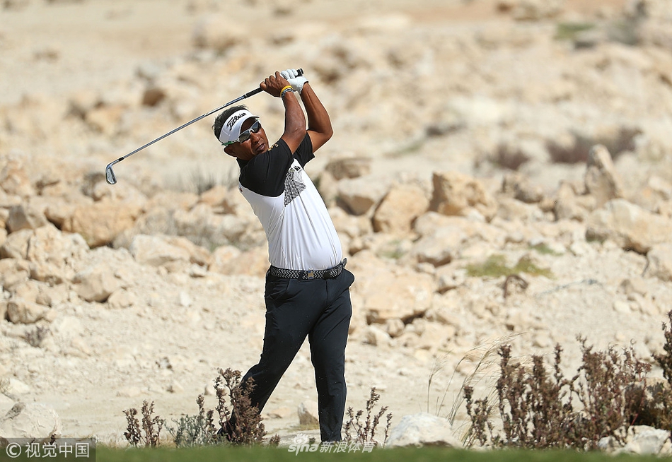 泰国高尔夫传奇人物通差·贾第在沙坑中救球，展现其精湛的短杆技术，沙尘扬起瞬间凸显比赛的激烈。