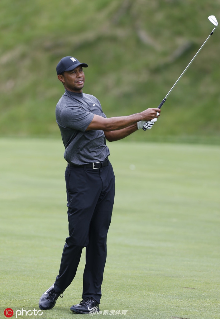 伍兹完成一记漂亮的击球后，嘴角泛起一丝满意的微笑，那是历经磨难后对自我挑战成功的短暂赞许。