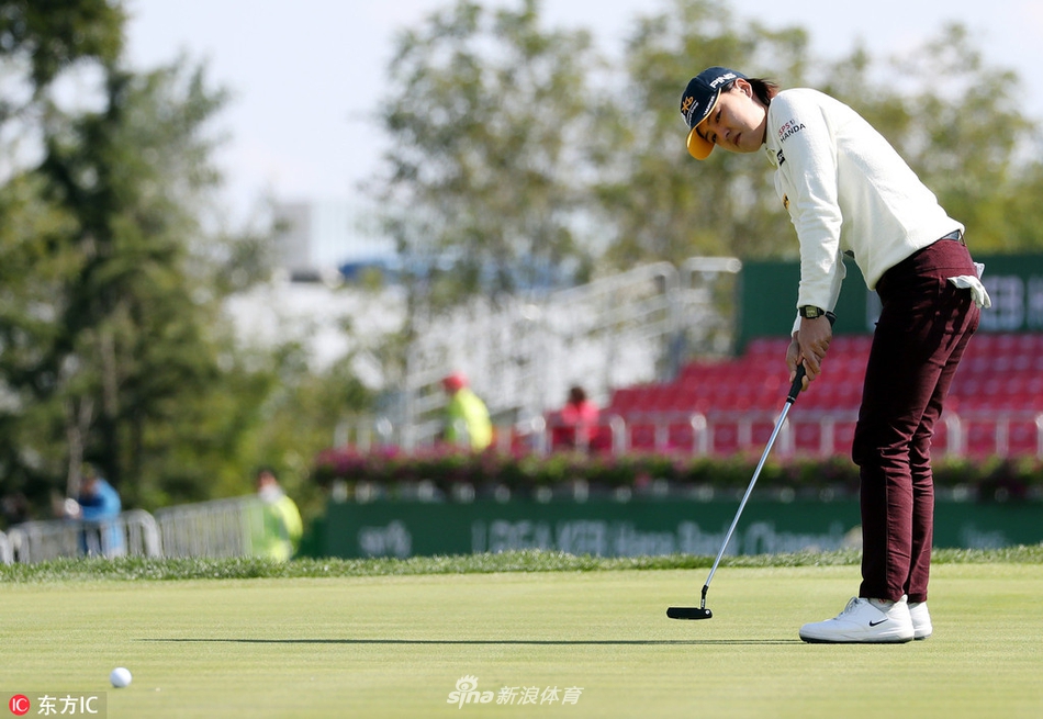 加拿大选手布鲁克-亨德森大力开球，动作充满力量感，小球在空中划出优美弧线。