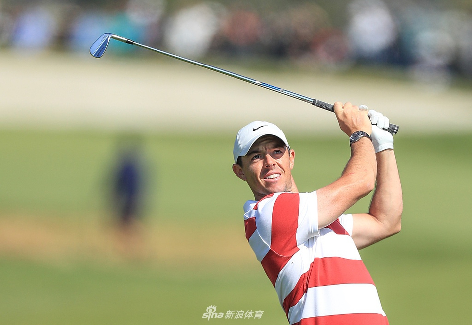 泰格·伍兹在果岭边仔细研究推杆线路,东道主的卫冕之路充满挑战