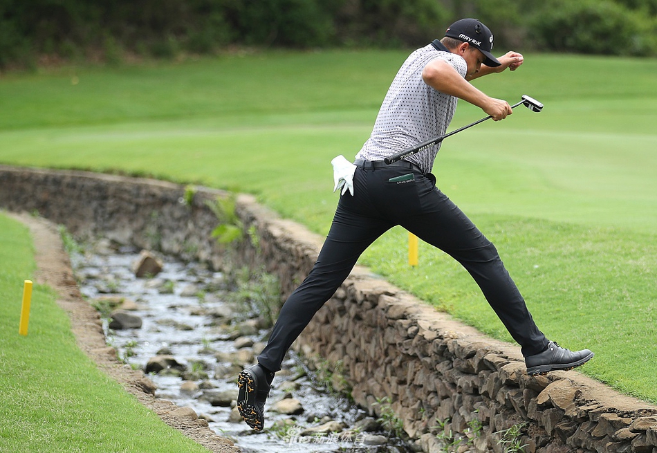 伯泽伊登霍特与家人团队幸福拥抱，胜利的喜悦在人群中荡漾