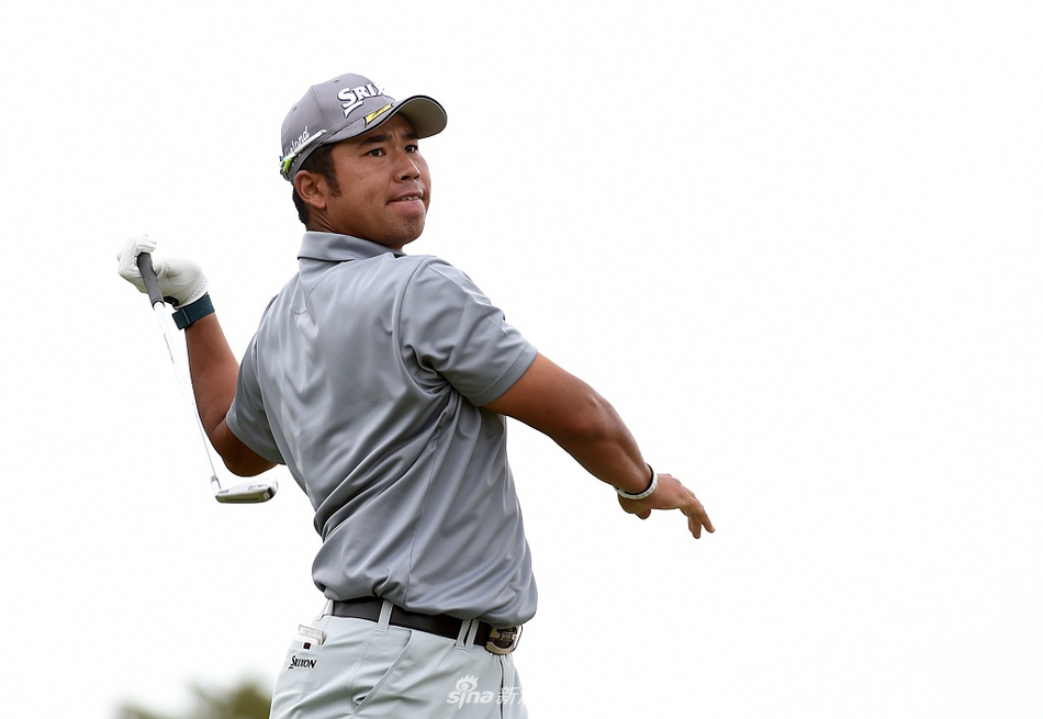 夕阳下，球员剪影与球童行走在球道间，拉长的影子与金色霞光交织成一幅宁静而富有深意的竞赛画卷