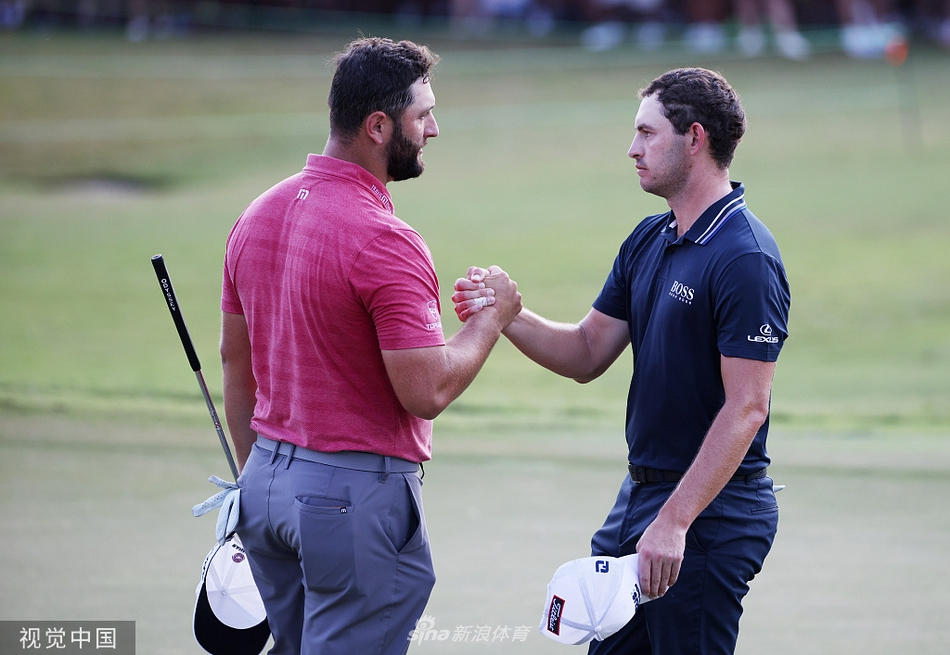 琼·拉姆在果岭上仔细阅读推杆线路，凝神静气，展现了世界第一的专注与大师风范。