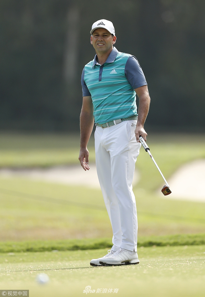 海顿-波尔蒂斯在沙坑中陷入困境，正全神贯注准备击打一记高难度救球