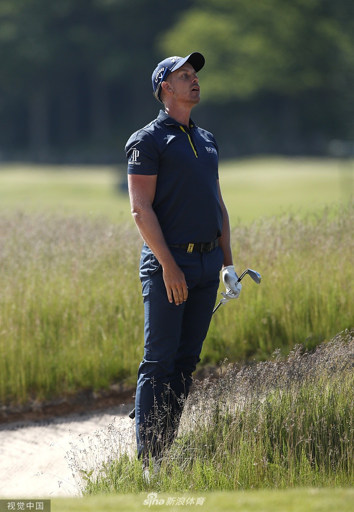 亨里克·斯滕森在练习日全神贯注地调整上杆动作，目光锐利如昔，展现出这位大满贯冠军对技术的精益求精。