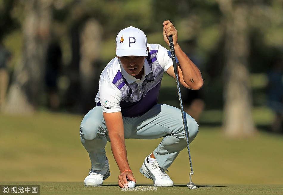 布莱森·德尚博在练习果岭上凝神推杆，他正在努力调整自己的看线和推击感觉，为最终的决战做最后准备。