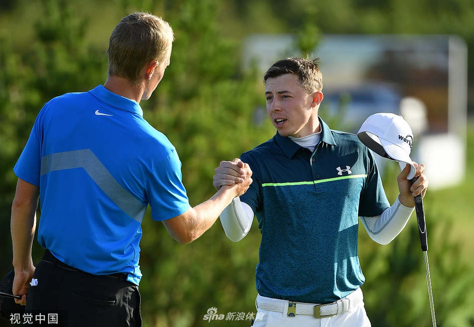 夕阳下的高尔夫球场沐浴在金色余晖中，一名球员行走在球道上，意境悠远