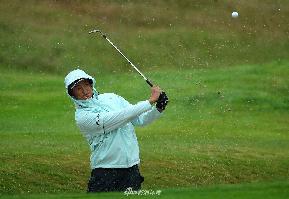 李昊桐俯身仔细查看果岭上的草纹走向，手指轻触地面，全神贯注地阅读着复杂的推杆线路。