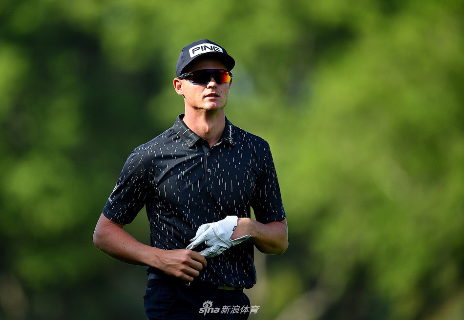 威力考-尼纳伯在四号洞开球，这一记远达439码的击球如炮弹般划破长空，尽显其“南非大炮”的惊人力量。