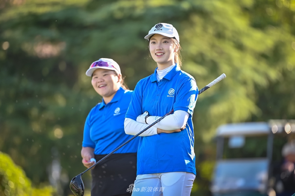 别克青少年大师赛全景,冬日阳光勾勒出球道轮廓,选手与观众身影点缀其间