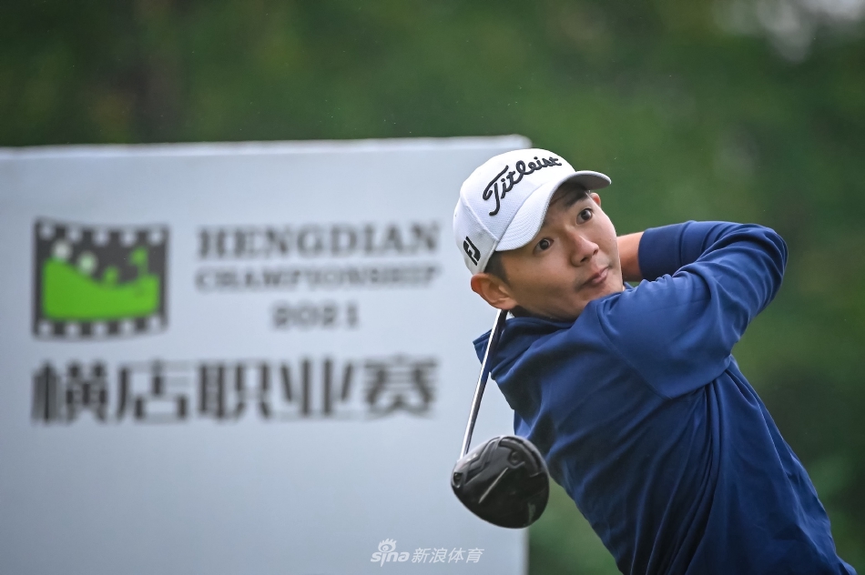 颁奖时刻,冠军高举奖杯,彩带飘落,笑容灿烂如阳光