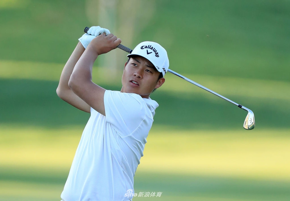 夕阳映照下的高尔夫球场全景,球道、水塘与沙坑勾勒出这项运动的优雅与挑战之美