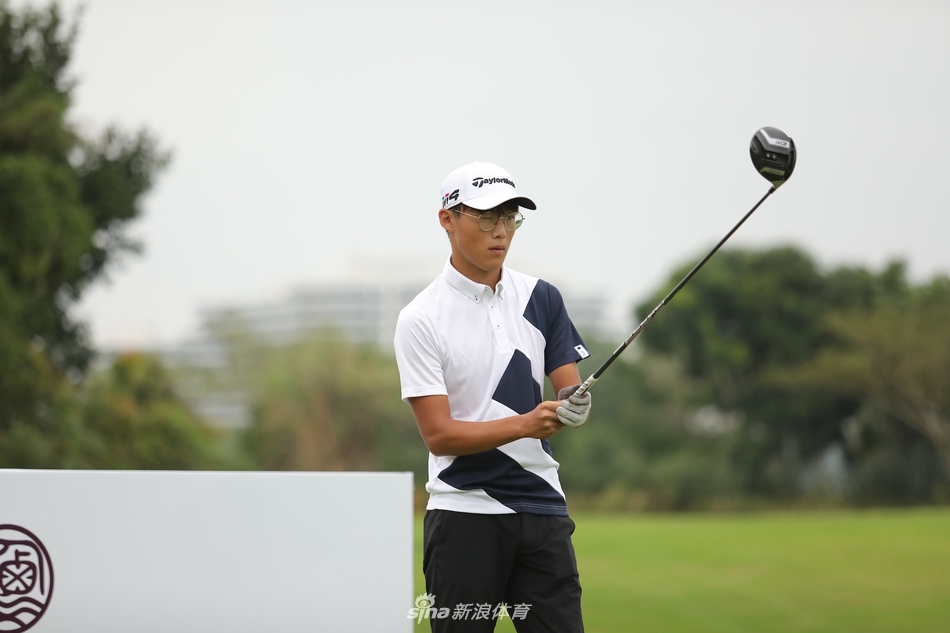 气质儒雅的球手林照迪正进行细致的推杆前准备，他神情专注地观察果岭起伏，手中的推杆稳如磐石。