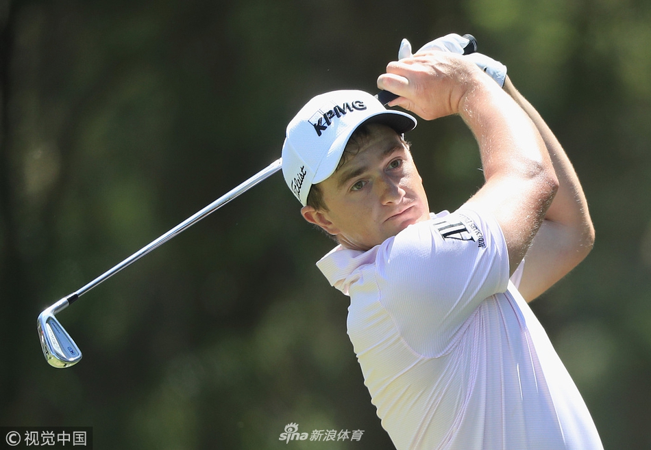 丹尼·威利特与团队在球道上认真研讨战术，备战即将开始的激烈角逐