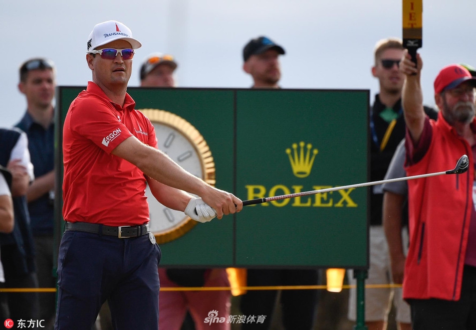 汤米·弗利特伍德在开阔的球道上开出完美一球，身影在辽阔的草坪与天空映衬下显得坚定而孤独。