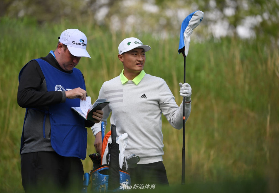 李昊桐在贝斯佩奇黑球场首轮比赛中，神情专注地观察果岭线路，挑战严峻的赛场环境。