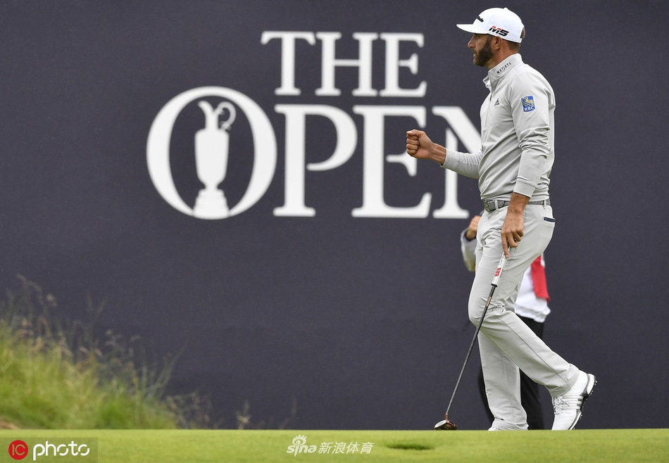 肖恩·劳瑞走向第十八洞果岭，沿途接受着家乡观众山呼海啸般的欢呼，他的脸上露出了即将夺冠的激动与幸福笑容。