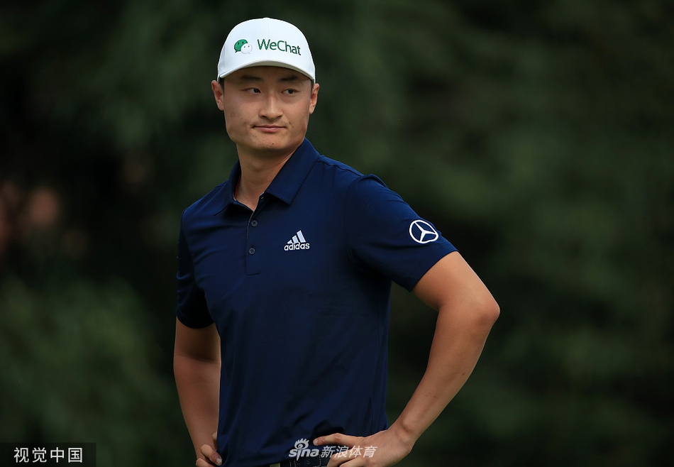 中国球员李昊桐在球道上观察线路,神情专注,身后是佘山球会标志性的林间球道。