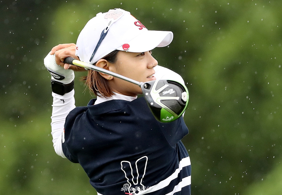 崔罗莲在海边沙滩上自信漫步，阳光勾勒出其经过严格训练后紧实优美的身体线条，展现了不同于以往赛场上的成熟魅力。