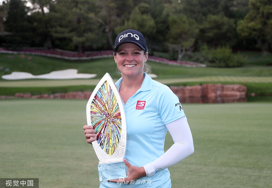 索菲亚·波波夫在果岭上仔细查看推杆线路，紧绷的神情透露出比洞赛的残酷压力。