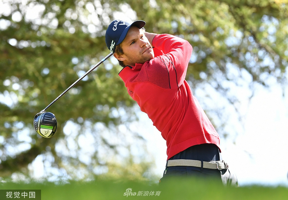 颁奖典礼上,海格与赛事嘉宾一同开香槟庆祝,香槟泡沫如同他此刻沸腾的喜悦。