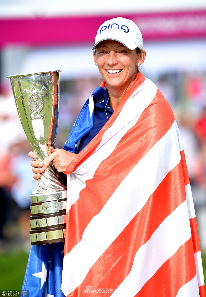 奥尔森在第十八洞果岭上面色凝重,正俯身审视决定冠军归属的关键推杆线路