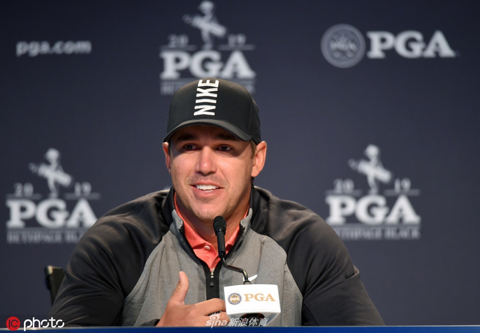 发布会全景,三位巨星并肩而坐,背景是清晰的赛事标识,画面充满仪式感