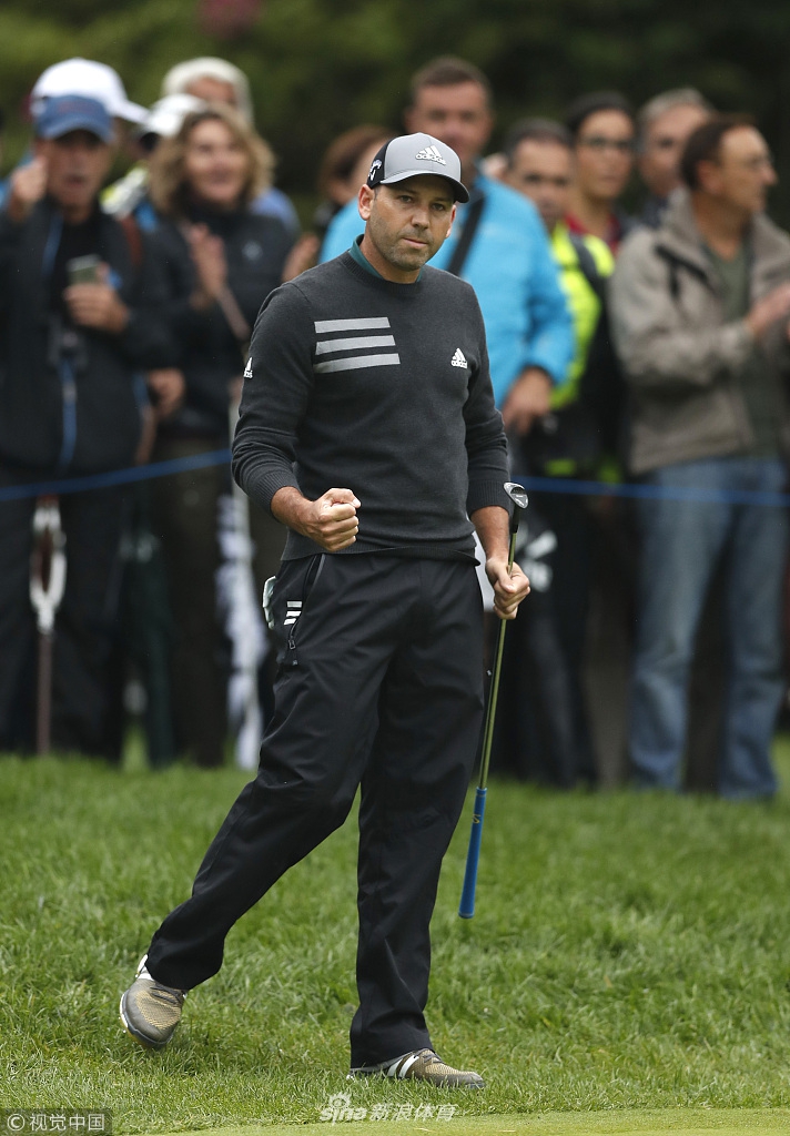 李·维斯特伍德完成收杆动作，身姿挺拔而优雅，目光柔和地望向前方，仿佛在寻找家人的身影。