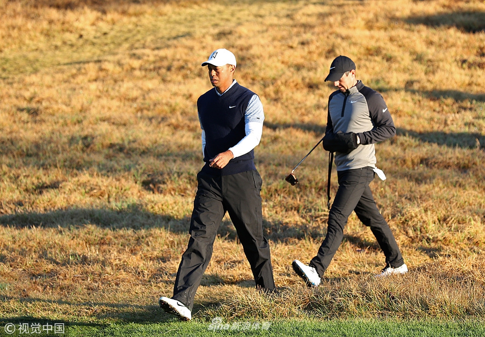 赛场全景，观众聚集在果岭周围的山坡上，共同见证比赛紧张激烈的收官时刻。