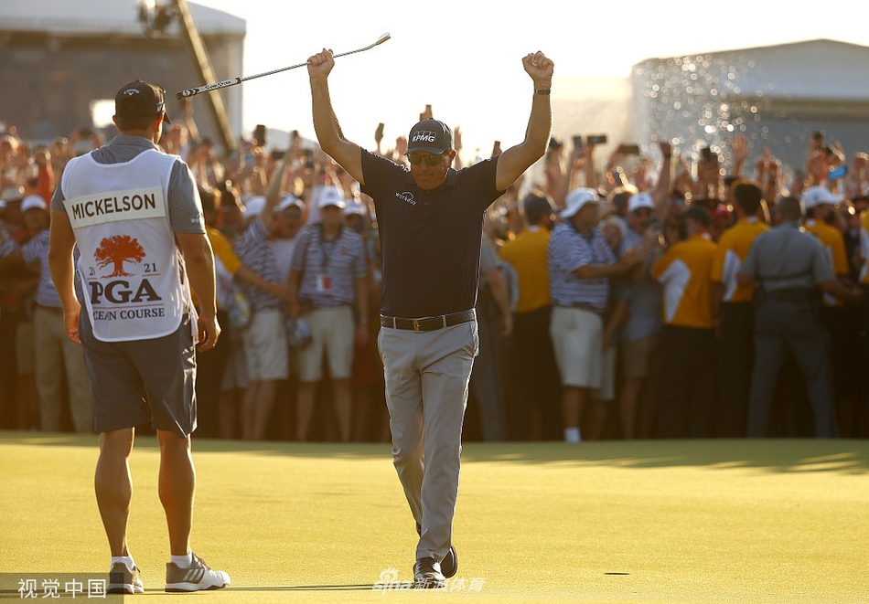 米克尔森在新闻发布会上手持奖杯开怀大笑,身旁的沃纳梅克奖杯在灯光下熠熠生辉。