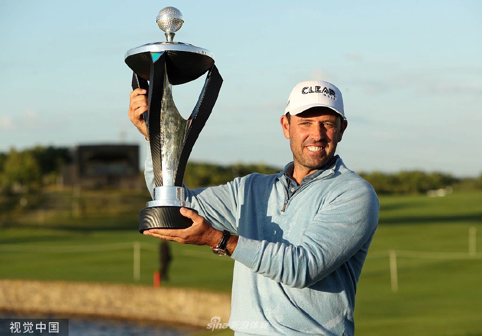 查尔·舒瓦泽尔在LIV伦敦站决赛轮挥杆击球，神情专注，为关键的胜利一搏