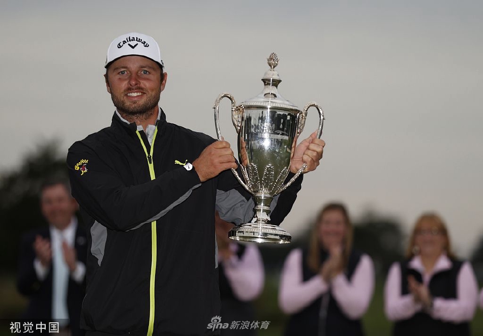 第十八洞果岭,斯文森振臂庆祝成功保帕,赢得胜利的时刻