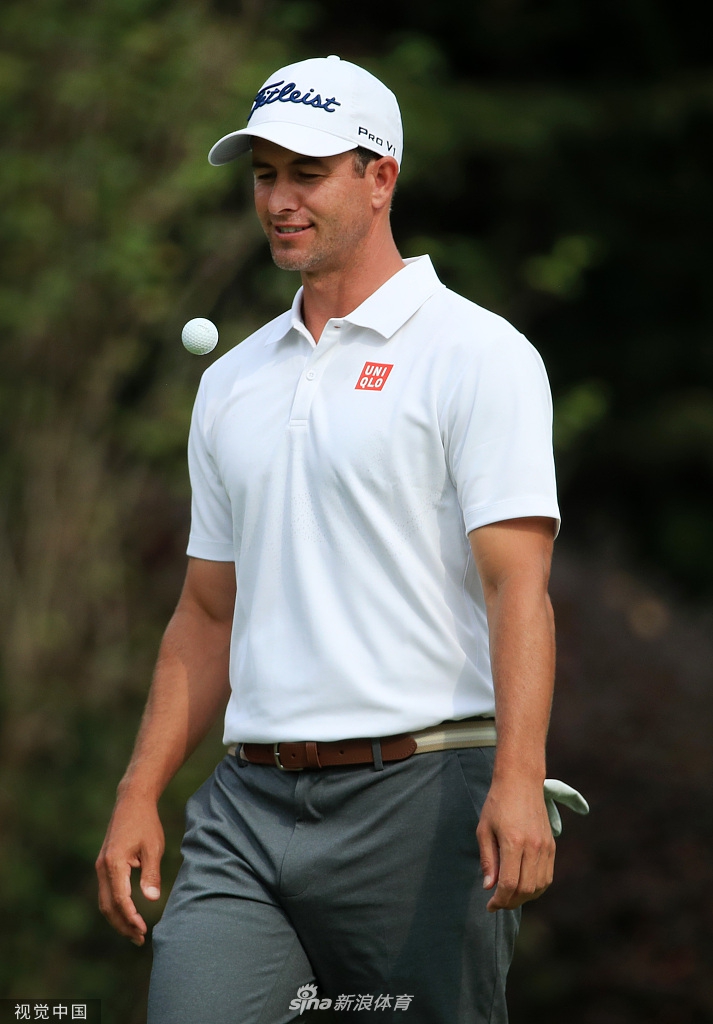 冠军奖杯在颁奖典礼上被高高举起,银光闪烁,周围是绚烂的彩带与观众热烈的掌声。