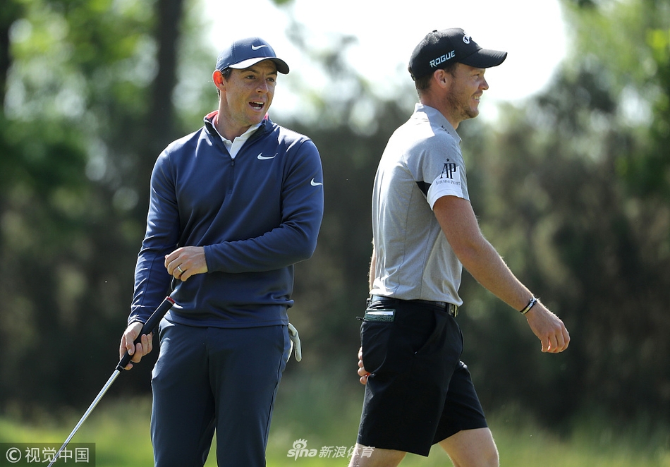 麦克罗伊结束练习后离开球场，在温特沃斯俱乐部的经典白色木屋背景下，走向会所。