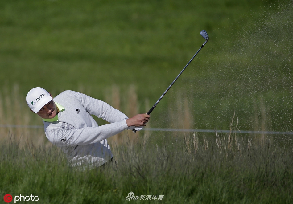 李昊桐在球道上全力挥杆，白色的高尔夫球划破天际，飞向贝斯佩奇宽阔而充满挑战的球道。