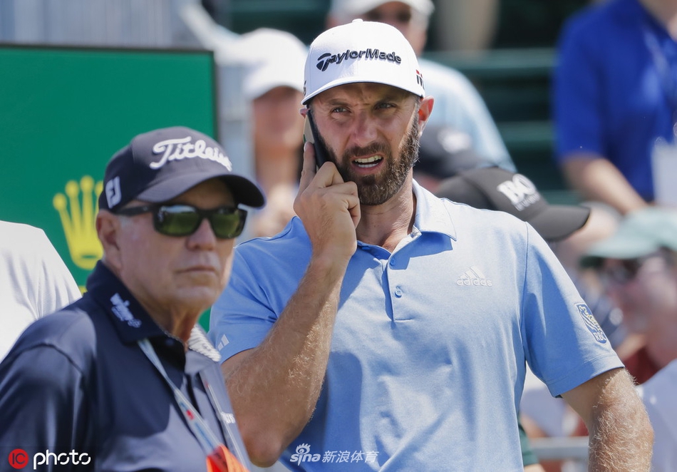 布鲁克斯·科普卡在比赛中挥杆，神情冷静展现卫冕冠军的霸气