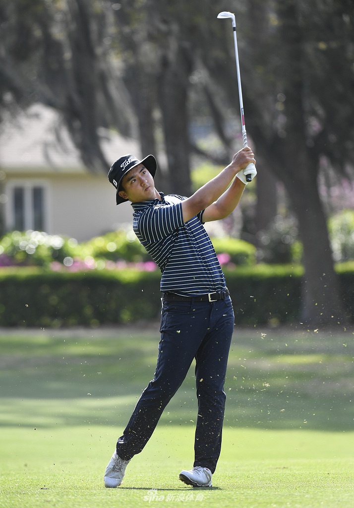 窦泽成在果岭边进行切杆，他身体姿态稳定，眼神聚焦于小球，力求一切一推保住标准杆。