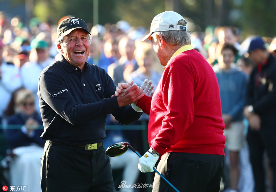 尼克劳斯挥杆的经典瞬间被永恒定格,阳光洒在他专注的侧脸与挺拔的身姿上。