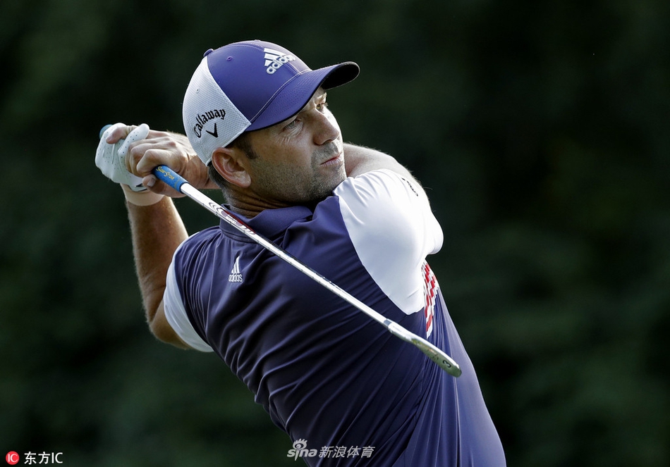 松山英树一号木全力挥击，身体扭转充满力量，小球即将破空而出