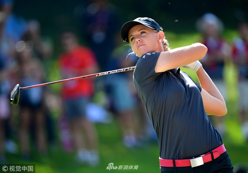 斯坦福德在颁奖典礼上怀抱鲜花与奖杯绽放灿烂笑容,泪水与喜悦交织