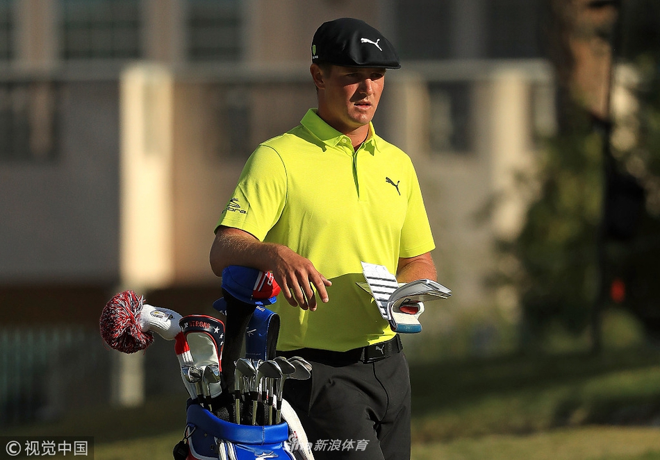 并列领先者皮特·尤莱正蹲在果岭边，从不同角度仔细观察推击路线，他对赢得个人美巡赛首胜充满渴望。