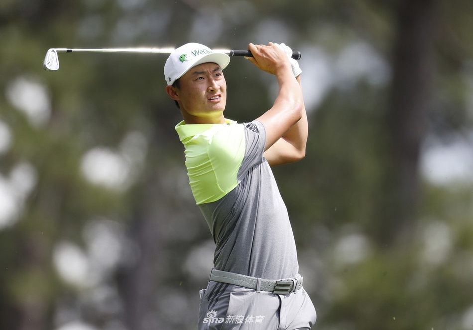 夕阳余晖洒在奥古斯塔的第18洞果岭，两位球员的身影被拉长，一天激烈的角逐在此刻归于宁静与思考。